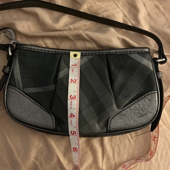 NWOT Authentic 2008 Burberry clutch with keychain - Picture 11 of 12